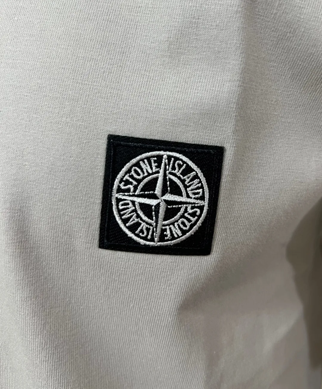 P140 Stone Island/Stone Island classic official website is on sale; small logo embroidery and pressed round neck short-sleeved T-shirt, strictly control the size of the logo, neat and clear letters, and the details are consistent with the original version; the original 240g double yarn 100% cotton fabric is selected; the upper body is simple, beautiful and very durable, with three-needle stitching and high-standard workmanship, with complete three-label details, high-temperature washing, soft fabric, better breathability, no shrinkage or deformation after washing, versatile style Match as you like, European size version, colors: black, dark gray, lilac gray, white; sizes XS-L, (L can wear up to 200 pounds)